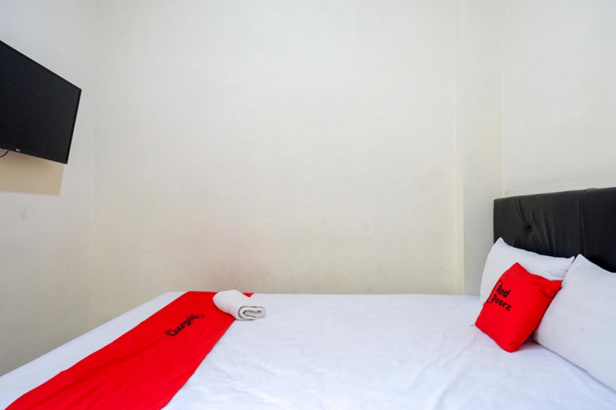 Reddoorz Syariah Near Purwosari Train Station Hotel Surakarta  Luaran gambar