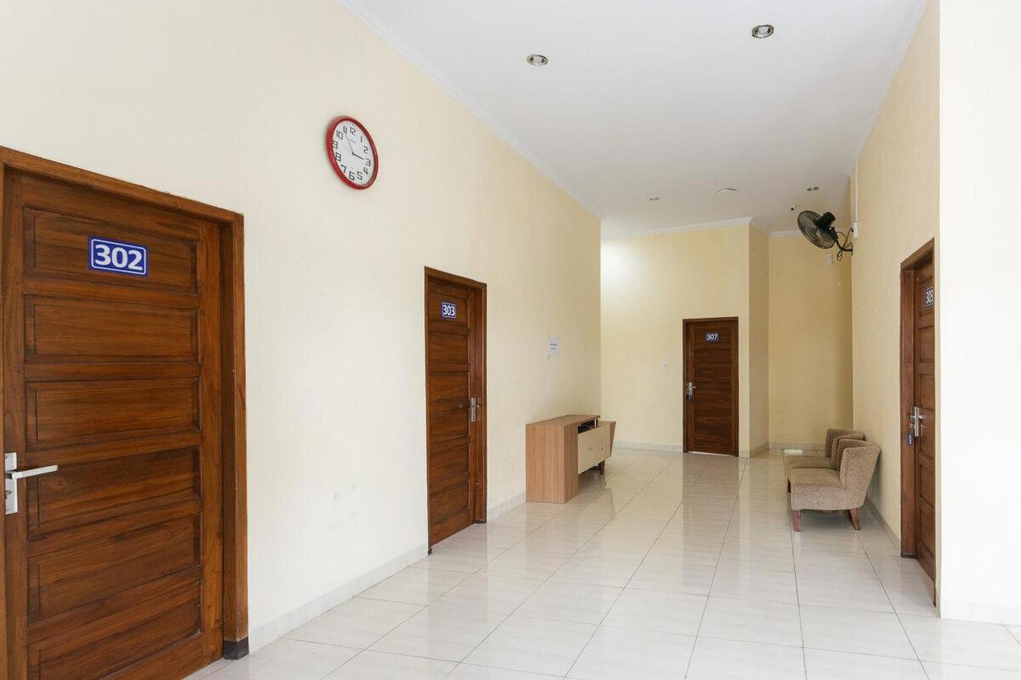 Reddoorz Syariah Near Purwosari Train Station Hotel Surakarta  Luaran gambar