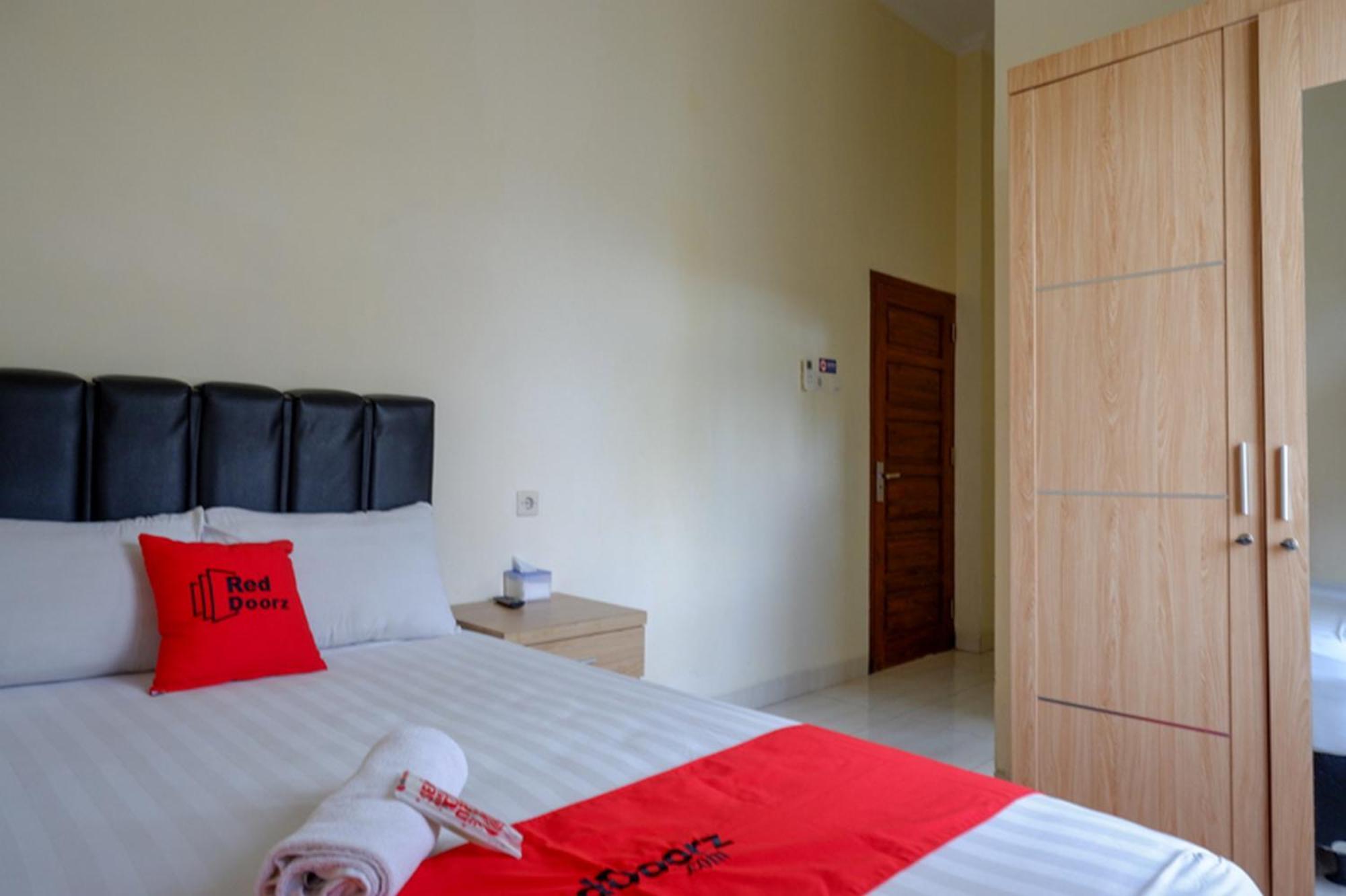 Reddoorz Syariah Near Purwosari Train Station Hotel Surakarta  Luaran gambar