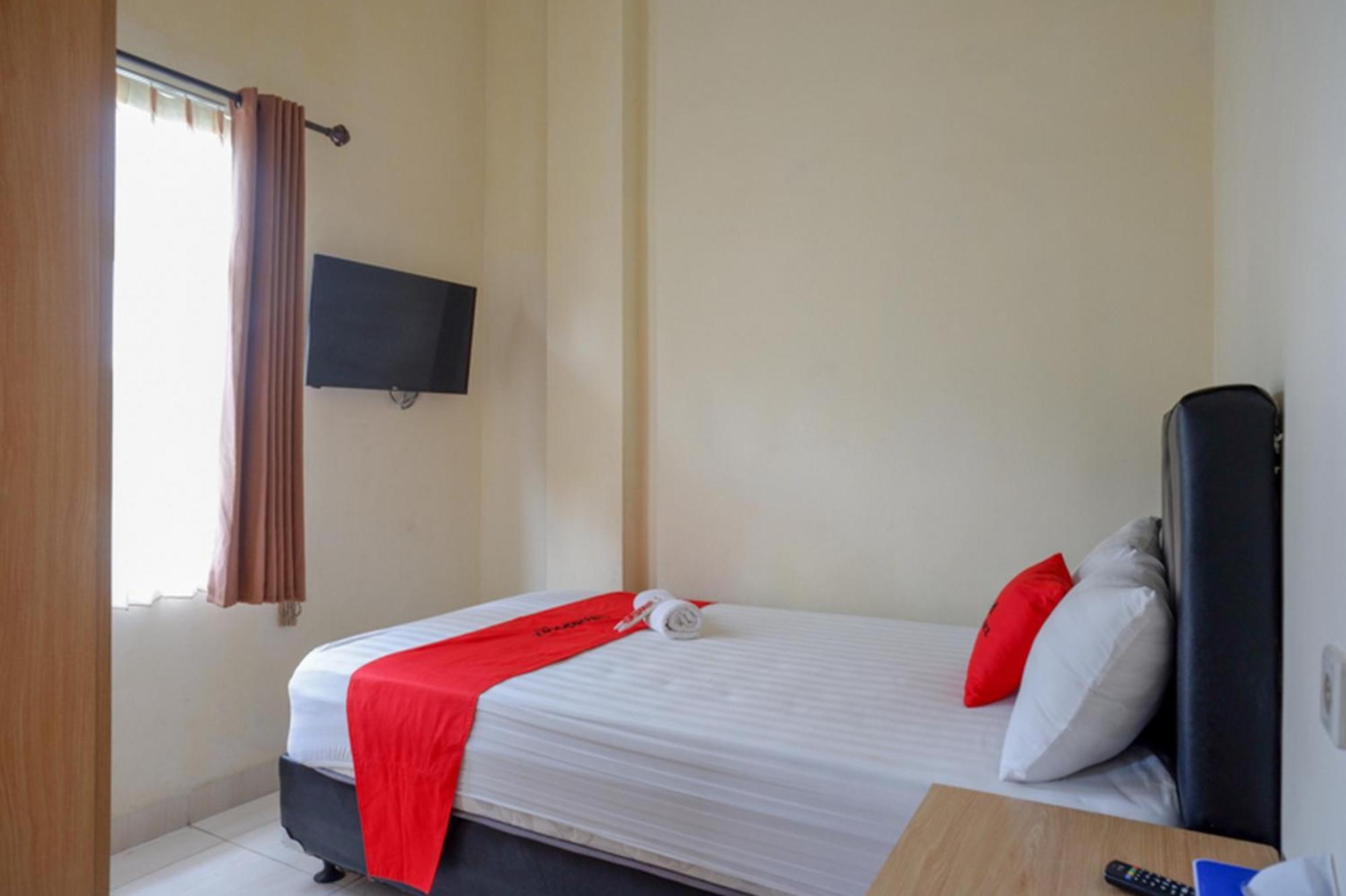 Reddoorz Syariah Near Purwosari Train Station Hotel Surakarta  Luaran gambar