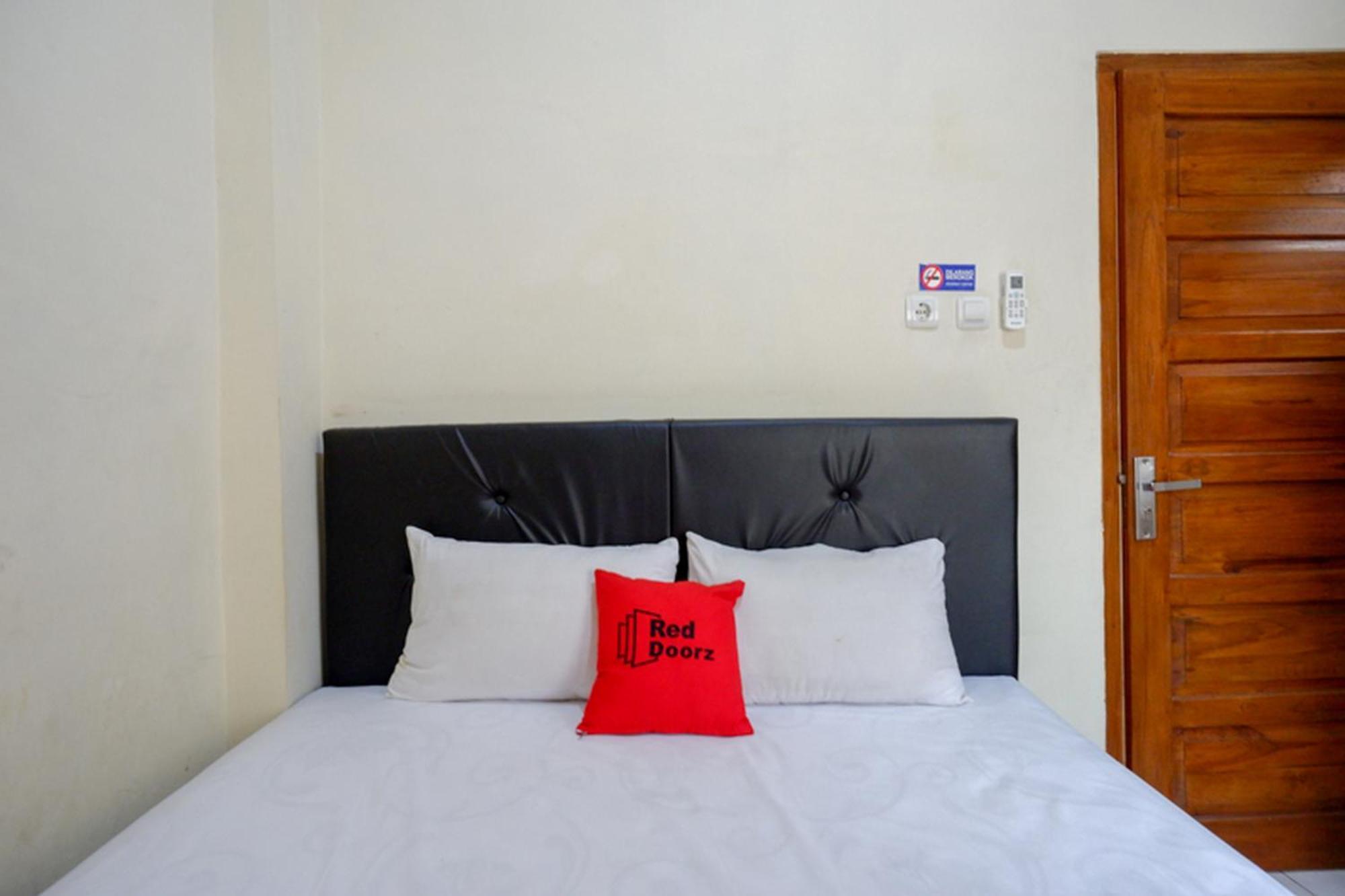 Reddoorz Syariah Near Purwosari Train Station Hotel Surakarta  Luaran gambar