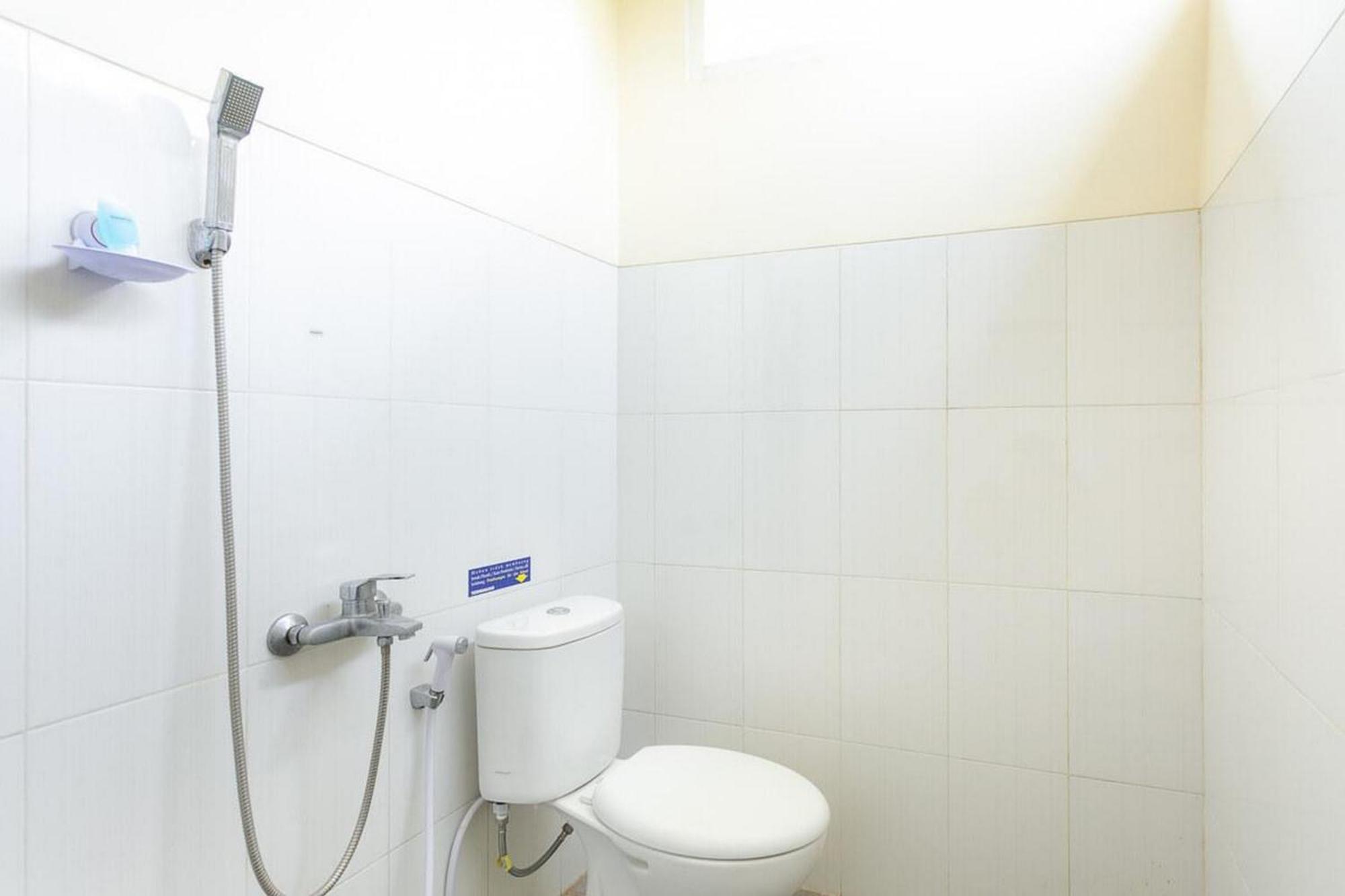 Reddoorz Syariah Near Purwosari Train Station Hotel Surakarta  Luaran gambar