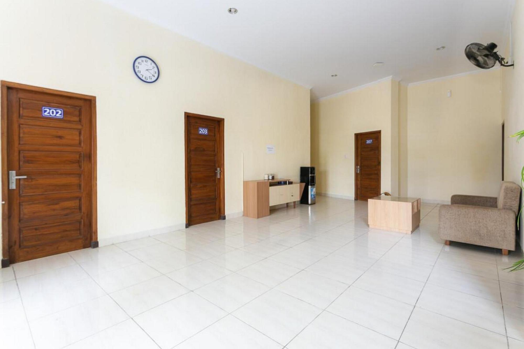 Reddoorz Syariah Near Purwosari Train Station Hotel Surakarta  Luaran gambar