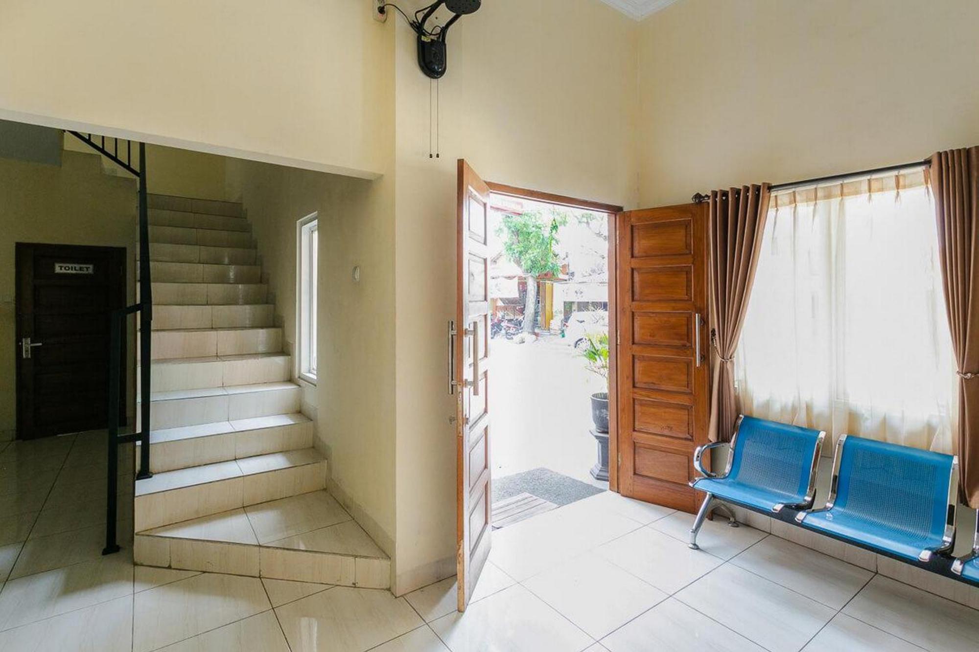 Reddoorz Syariah Near Purwosari Train Station Hotel Surakarta  Luaran gambar